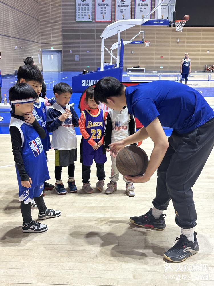 世俱杯分组-NBA前队员现身篮球训练营，传授技术经验
