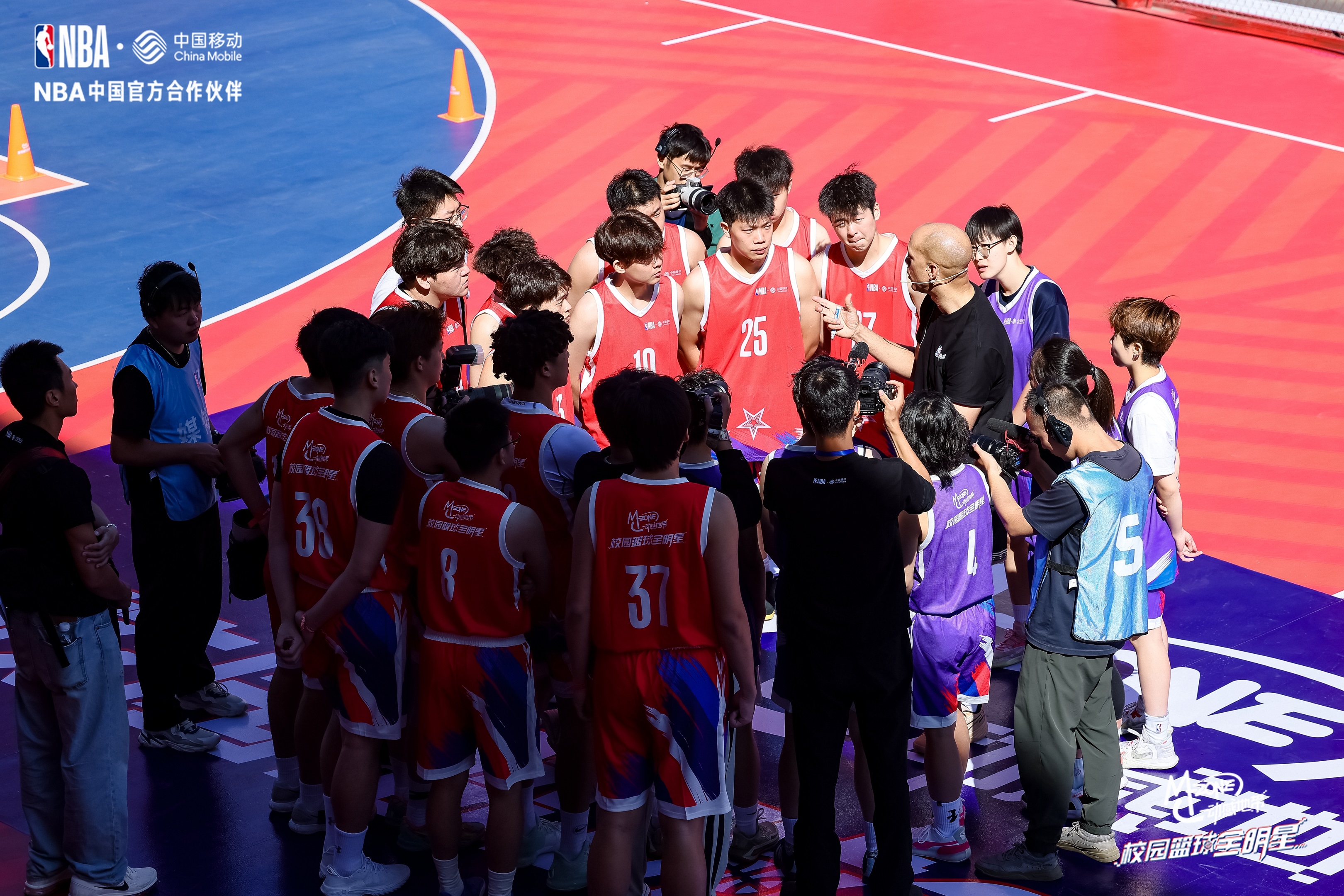 NBA前队员现身篮球训练营，传授技术经验