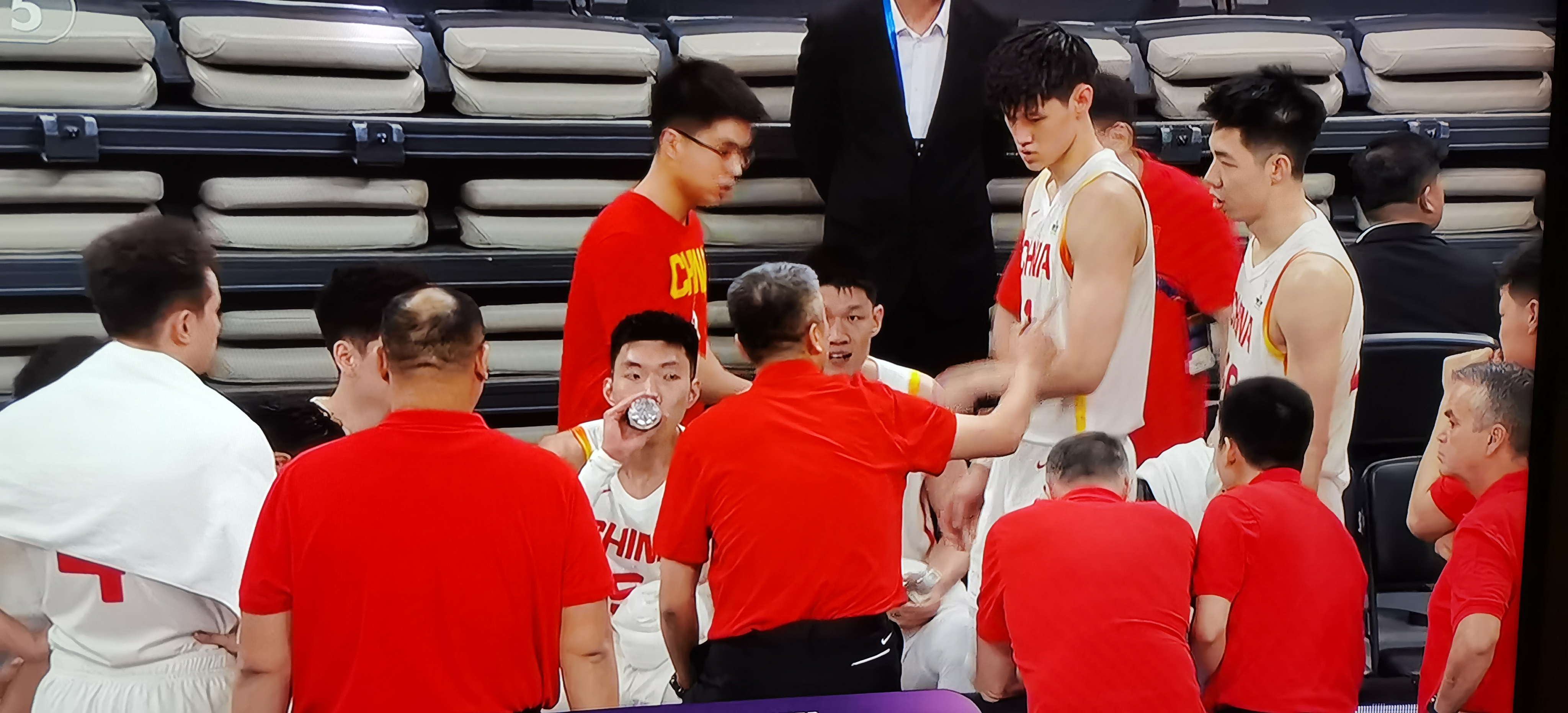 球员们在比赛中发挥出色赢得胜利
