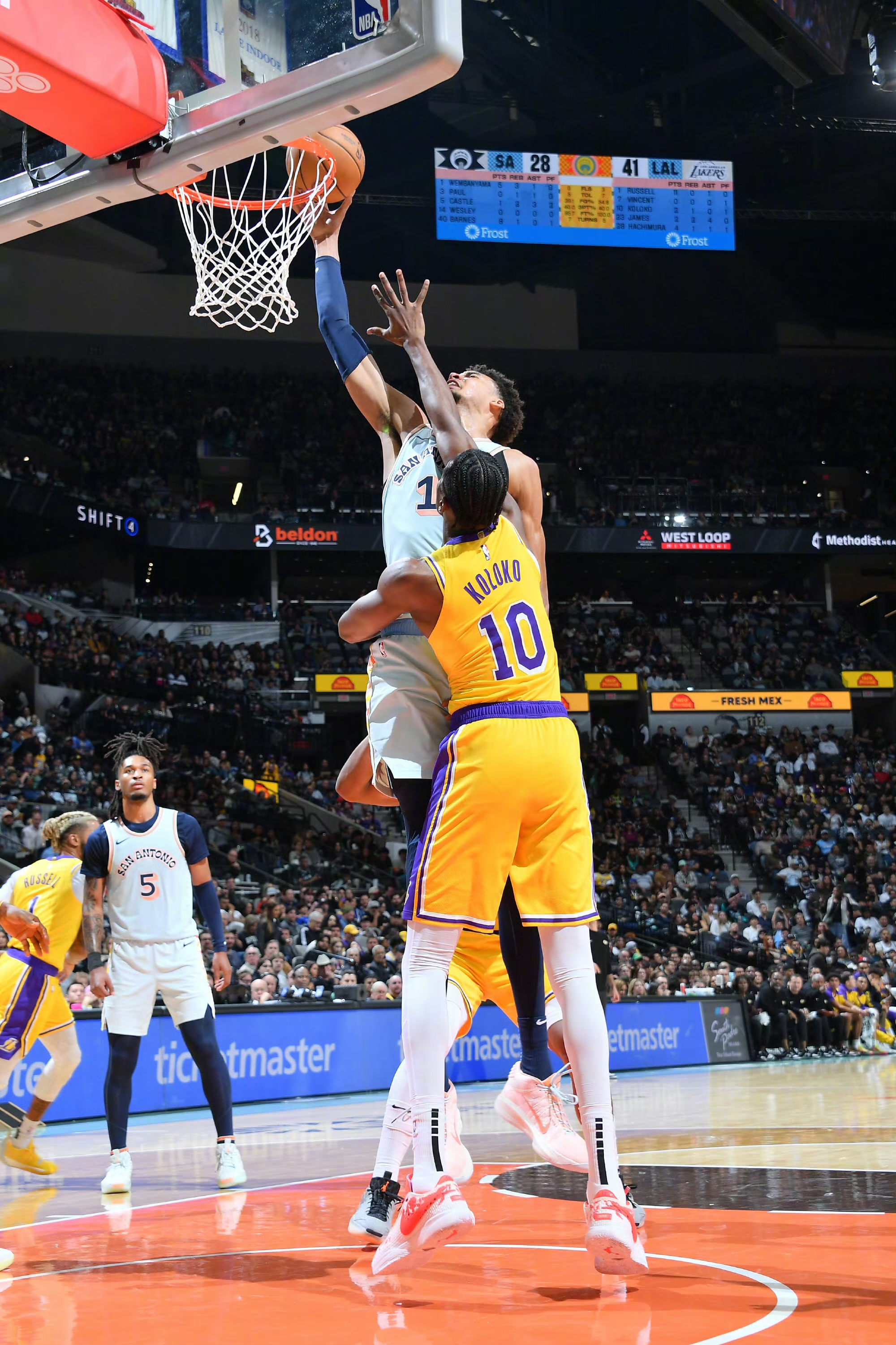 詹姆斯再次砍下三双助湖人战胜骑士