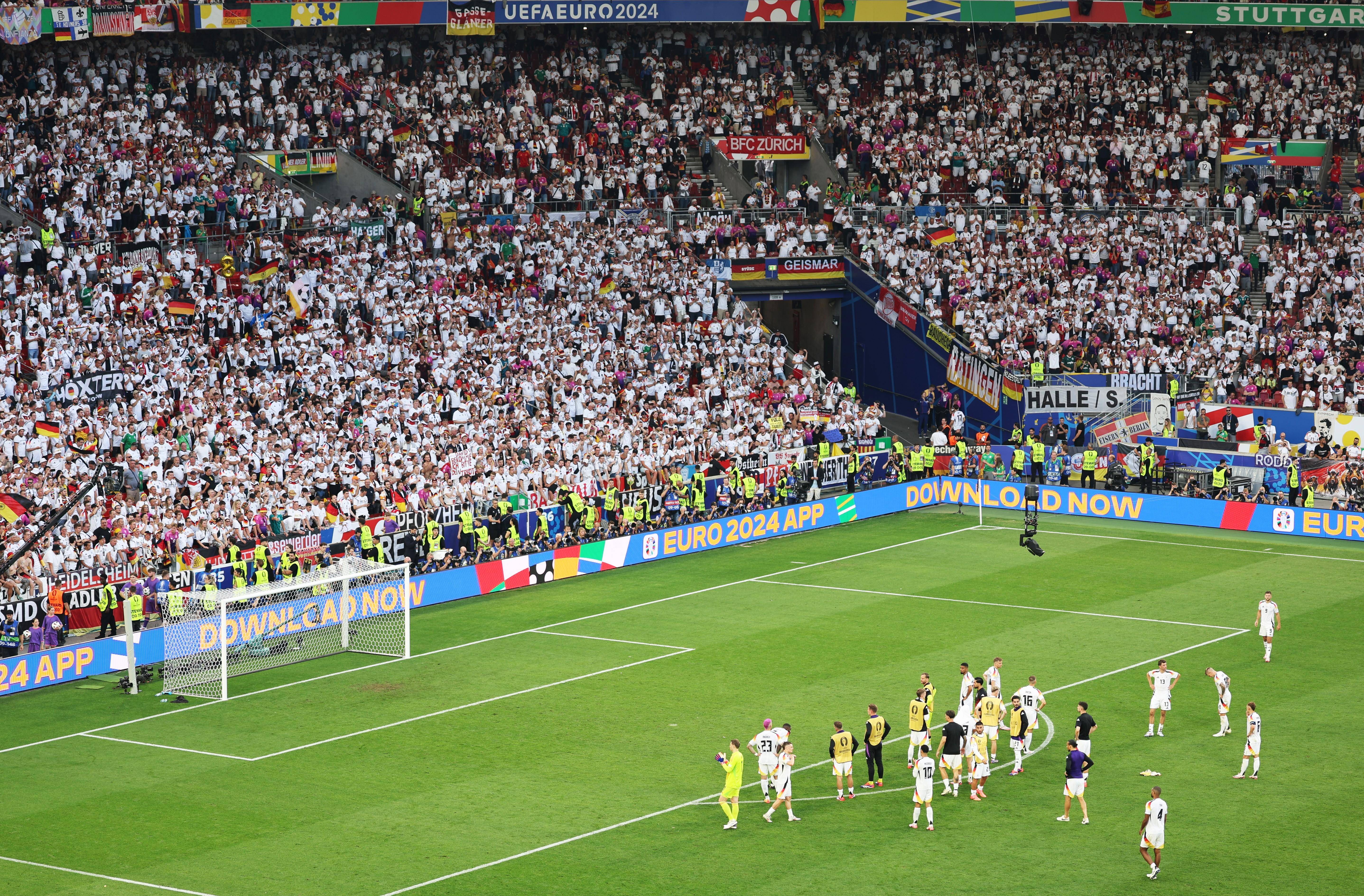 世俱杯分组-欧洲杯比赛掀起热潮，球迷狂欢不已