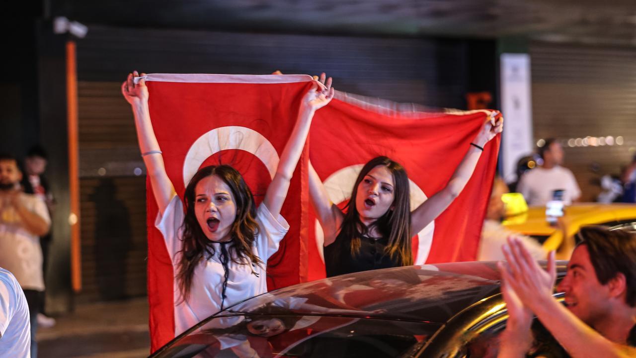 欧洲杯比赛掀起热潮，球迷狂欢不已