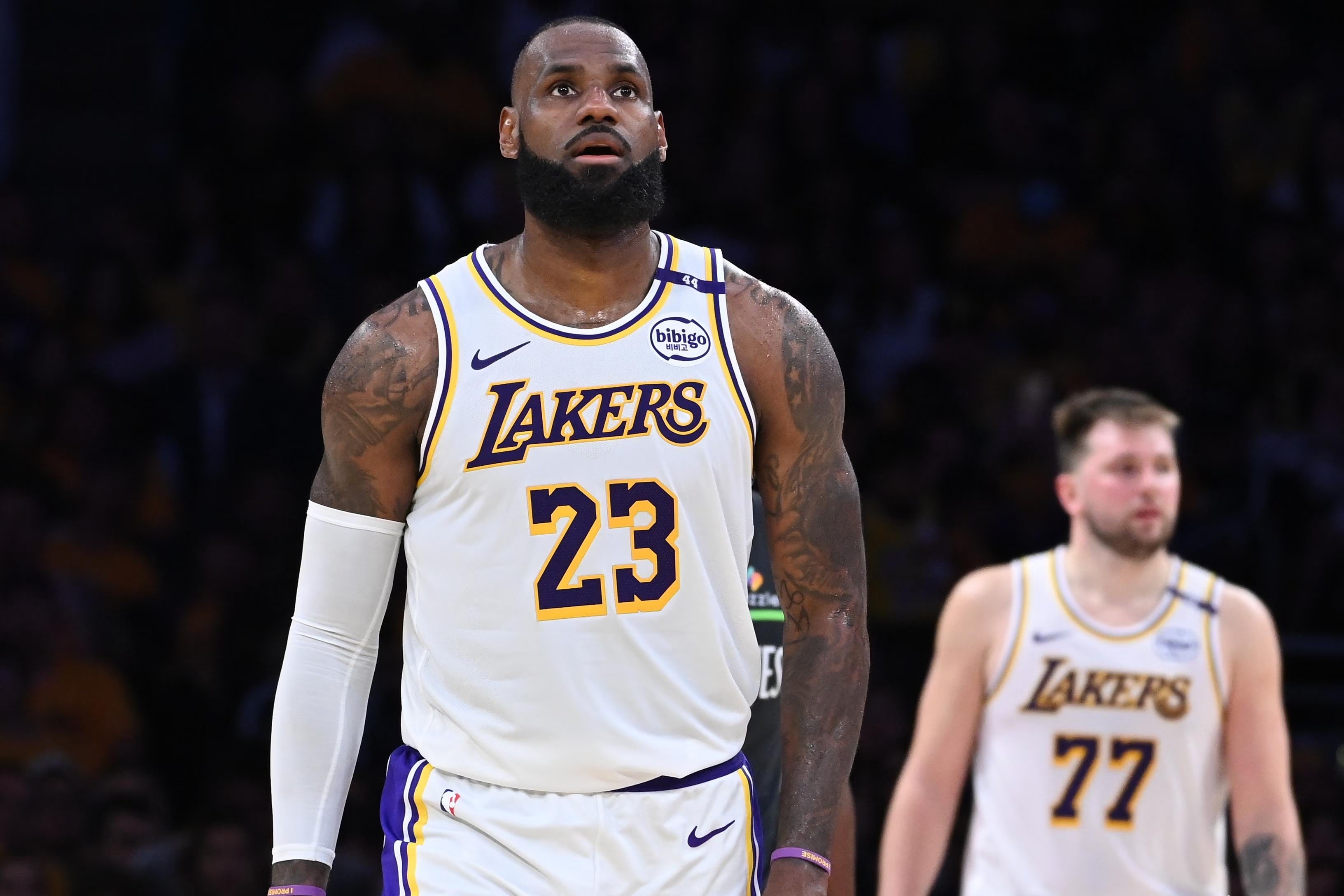 世俱杯奖金-湖人大胜灰熊，詹姆斯再度证明实力领军取胜