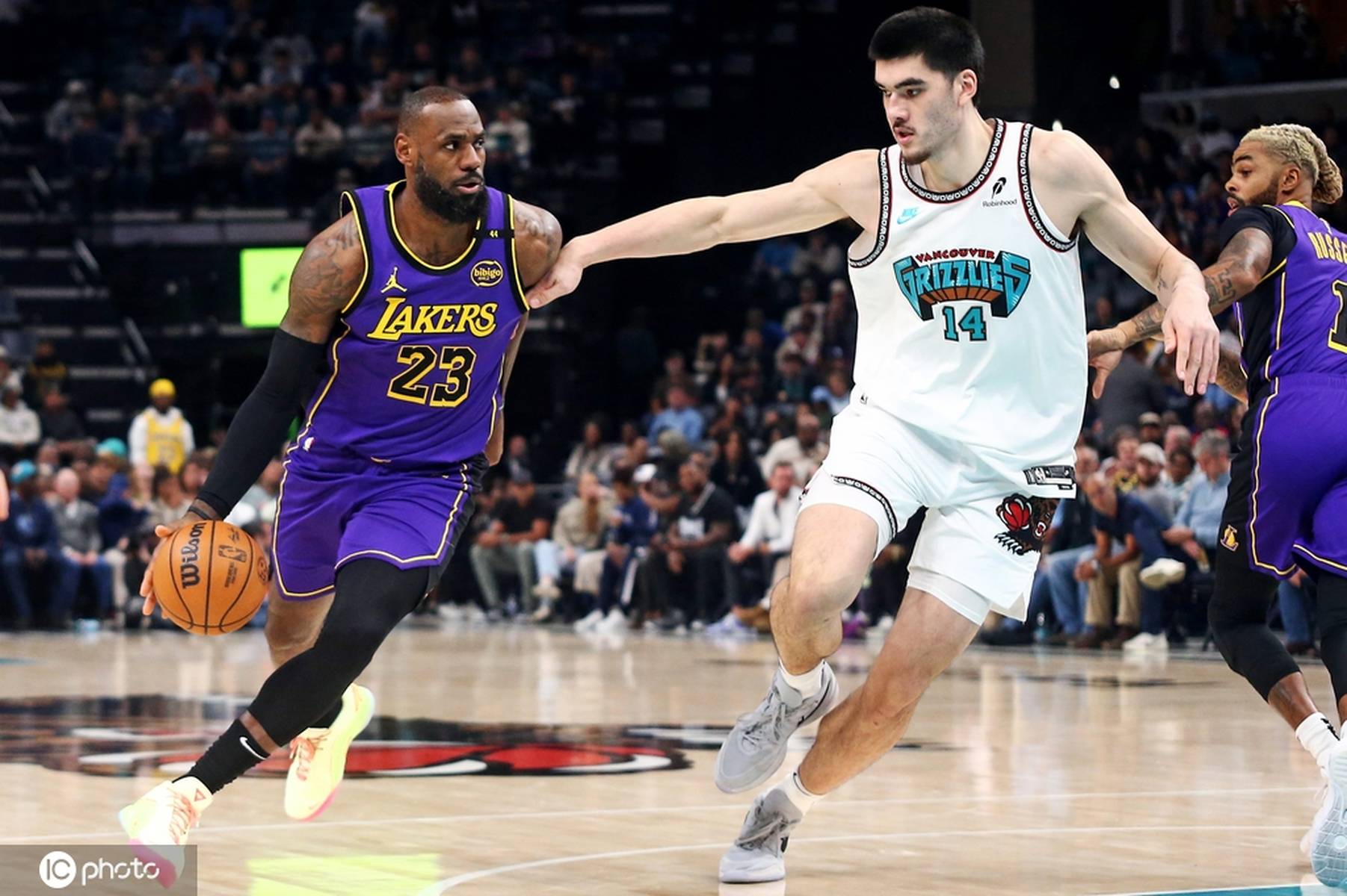 湖人大胜灰熊,詹姆斯再度证明实力领军取胜 湖人大胜灰熊,詹姆斯再度证明实力领军取胜