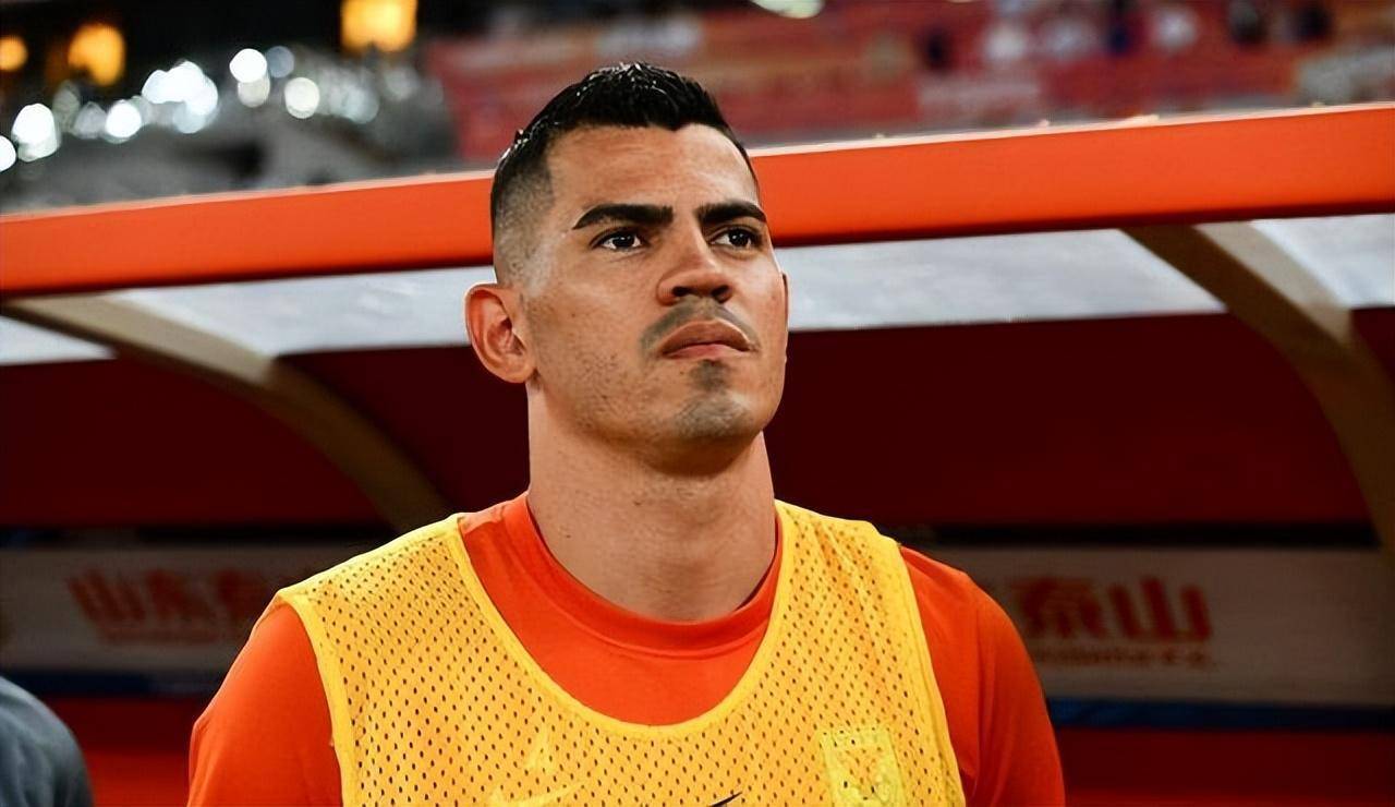 里昂前锋伤愈复出，助球队重振士气