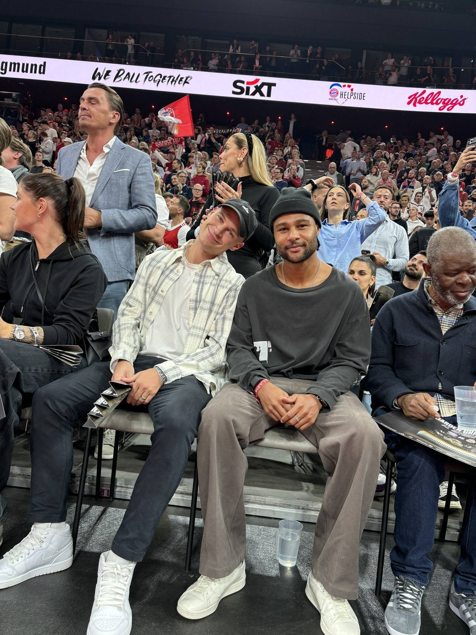 包含欧洲篮球联赛竞争激烈，吸引球迷热烈关注的词条